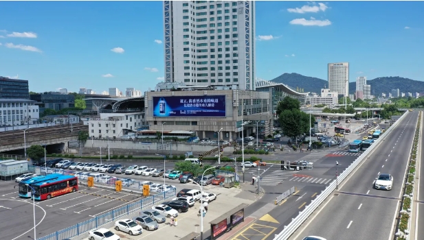 雄正醬香酒·南京體驗館即將開業(yè),廣告先行“霸屏”南京！