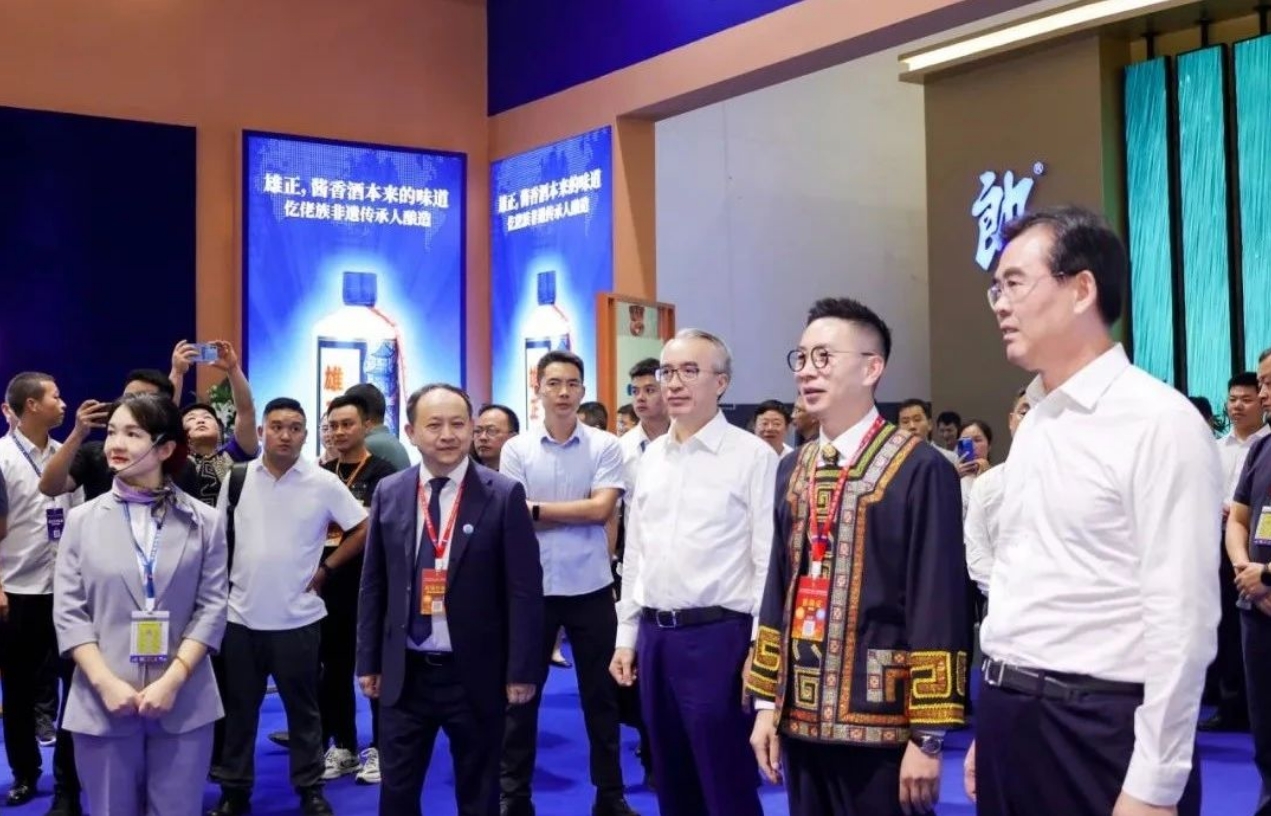 2024第十三屆酒博會開幕,各界領導蒞臨雄正集團展位考察指導