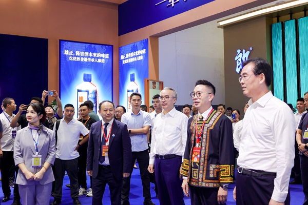 【中宏網】第十三屆酒博會,各界領導蒞臨雄正集團展位考察指導