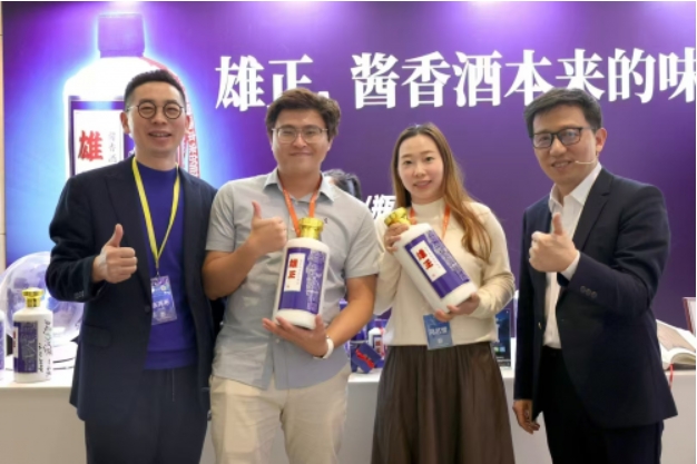 【中國財富網(wǎng)】雄正醬香酒火爆深圳活動現(xiàn)場,企業(yè)家排隊爭購非遺佳釀