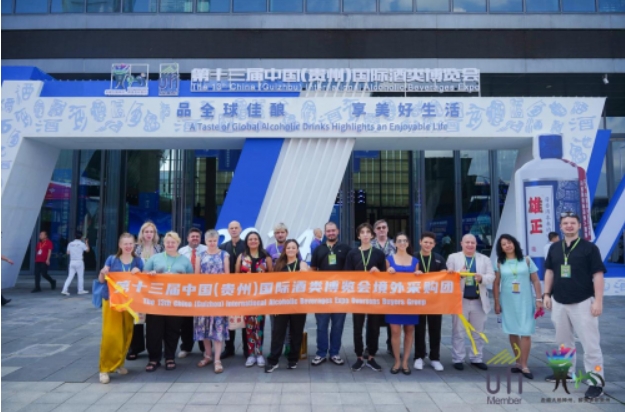 【中國財富網】開展首日,雄正醬香酒“霸屏”第十三屆酒博會,圈粉無數成焦點