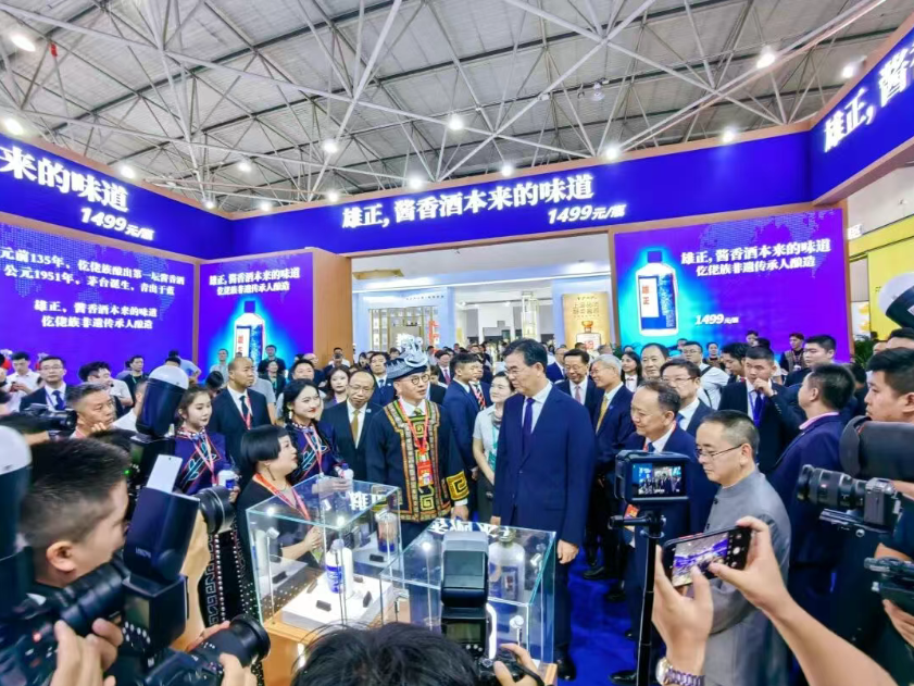 【中國經濟新聞網】聚焦酒博會 貴州省委副書記、省長李炳軍帶隊考察雄正酒業集團展館