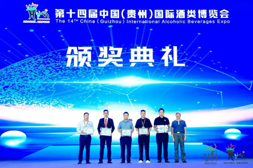 【新京報】雄正醬香酒榮獲“醬香本味傳承獎”,行業至高認可“醬香酒本來的味道”