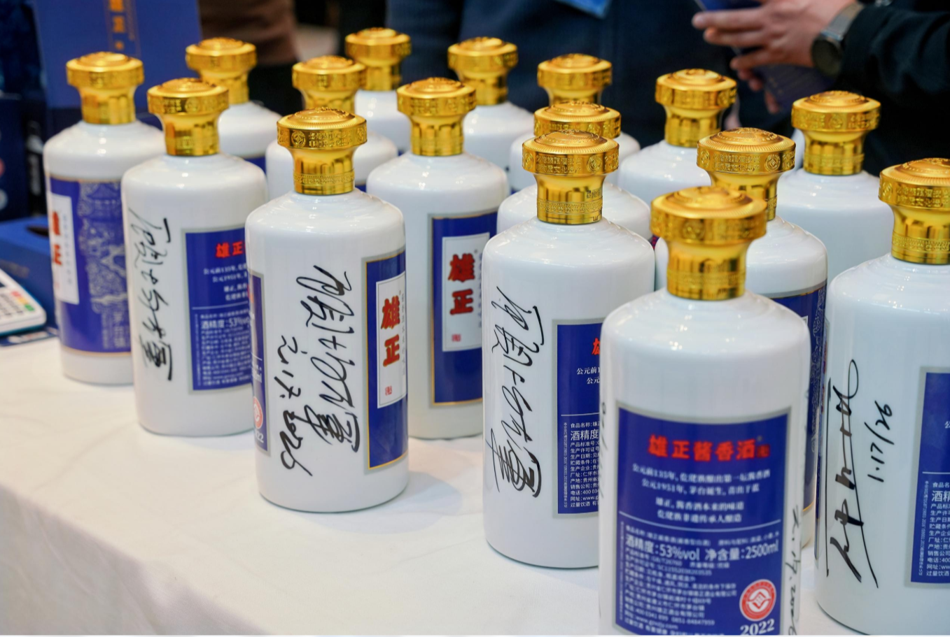 當全行業(yè)價格持續(xù)下探,雄正卻以“1499元鐵律”引發(fā)企業(yè)家搶購潮