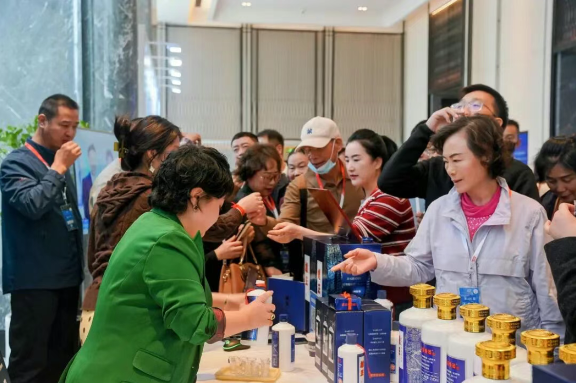 1499元/瓶雄正醬香酒熱銷引爆現(xiàn)場,非遺佳釀受企業(yè)家追捧